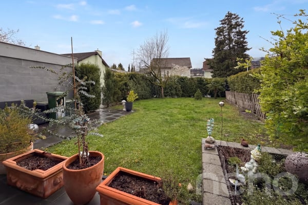 Gepflegtes 5.5-Z' Doppel-EFH mit pflegeleichtem Garten und Garage 10