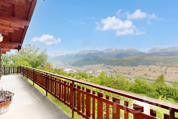 Authentique chalet en madriers avec vue imprenable 4
