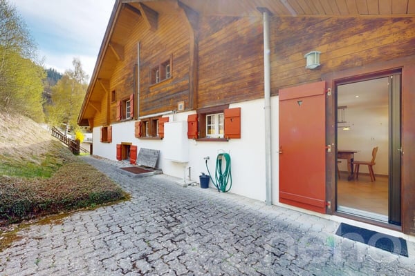 Grosszügige 5.5 Zimmer Wohnung mit Bündner Charme in Uors 12