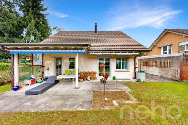 Freistehendes 5.5-Zimmer Einfamilienhaus mit Garten 1