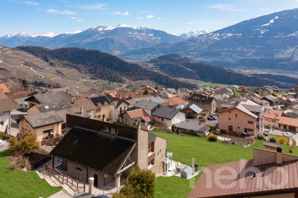Maison spacieuse 8.5 + appartement 2.5 indépendant avec vue dégagé 1