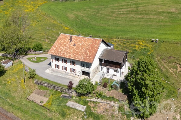 Les Bayards: Ancienne ferme avec grange et appartements