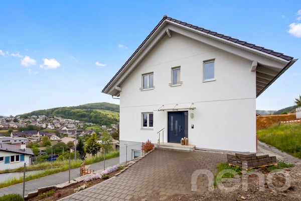 Modernes Zweifamilienhaus mit Weitsicht und hohem Komfort 2