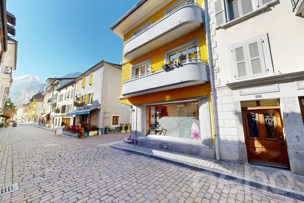 Immeuble mixte 2 Commerces + 3.5 + 8.5 en duplex 2