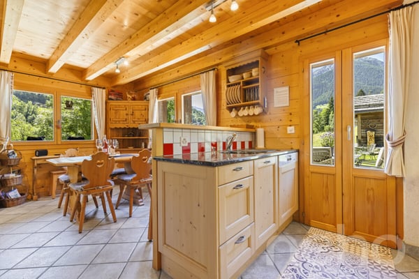 Chalet authentique + dépendance de charme 11