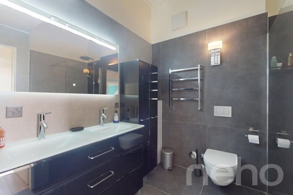Spacieux duplex en attique ? Volume et confort contemporain 11