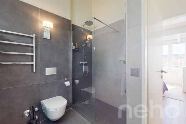 Spacieux duplex en attique ? Volume et confort contemporain 10