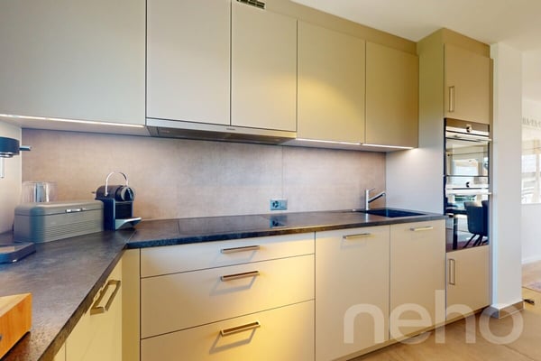 Spacieux duplex en attique ? Volume et confort contemporain 5