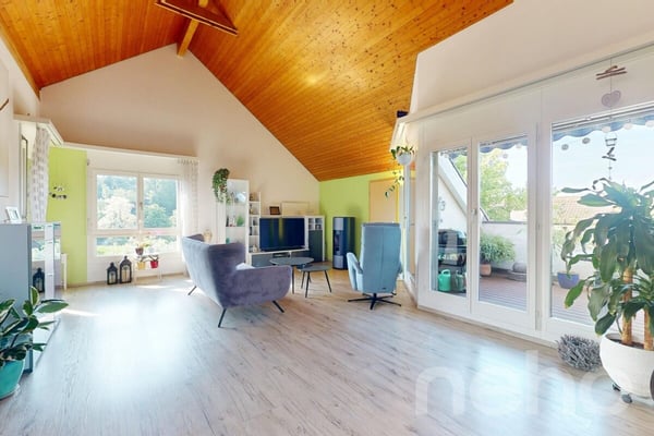 Lichtdurchflutete Dachwohnung mit Balkon und Weitblick