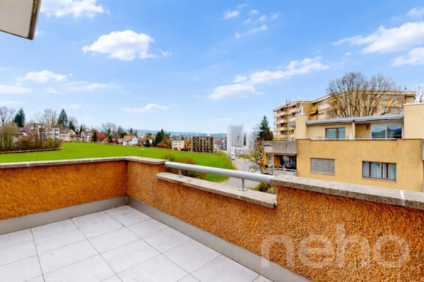 Attraktive 4.5-Zimmer-Attikawohnung mit sonnenverwöhnter Terrasse 2
