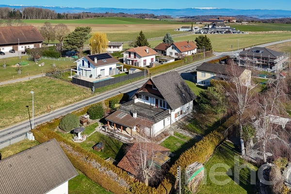 Villa individuelle rénovée avec rooftop et vue dégagée 1