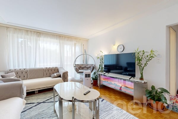 Zentrale 2.5-Zimmer-Wohnung mit Parkplatz und Potenzial 3
