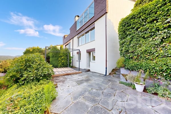 Sonniges Doppeleinfamilienhaus mit Wintergarten und Weitsicht