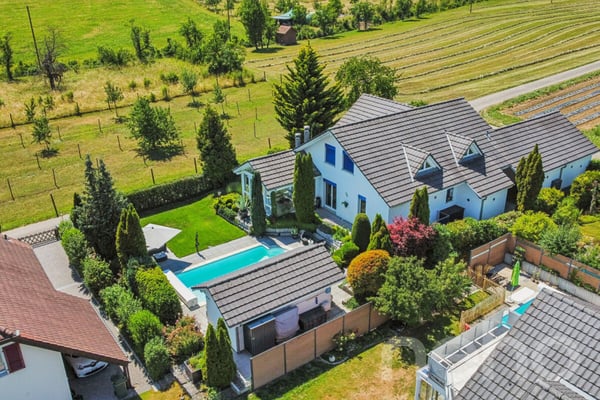 Stilvolles Zuhause mit unverbaubarer Aussicht und Pool 11