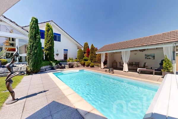Stilvolles Zuhause mit unverbaubarer Aussicht und Pool 10