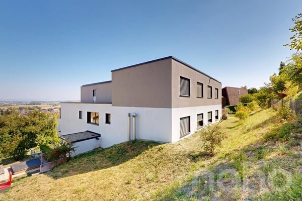 Neuwertige Traum-Gartenwohnung, hochwertiger Ausbau + 2 TG-Parkplätzen