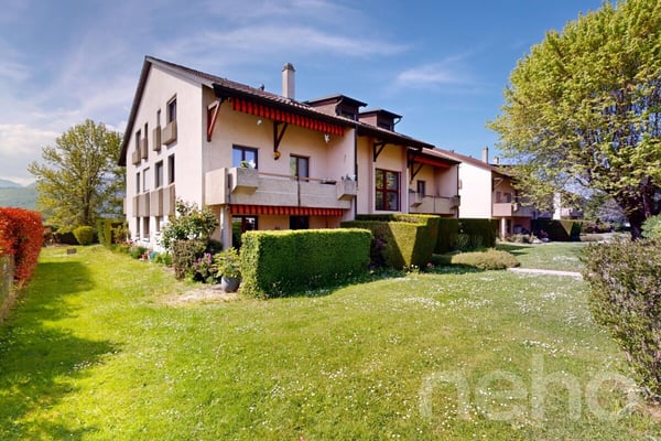 Duplex en attique rénové en Terre Sainte aux volumes généreux