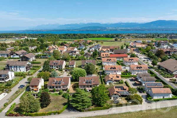 Duplex en attique rénové en Terre Sainte aux volumes généreux