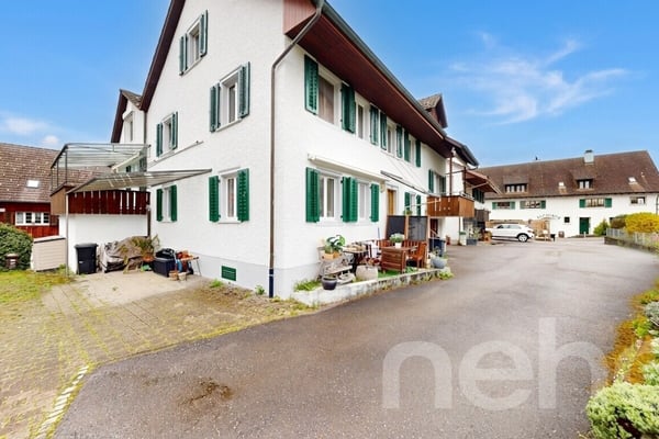 Gepflegtes 2-Familienhaus mit 835 m² Baulandparzelle 12