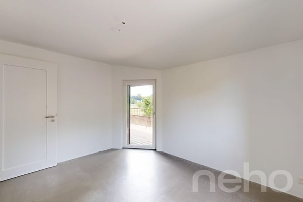 Modernes Wohnen im Grünen: 6.5 Zimmer Haus mit Schwimmteich 8