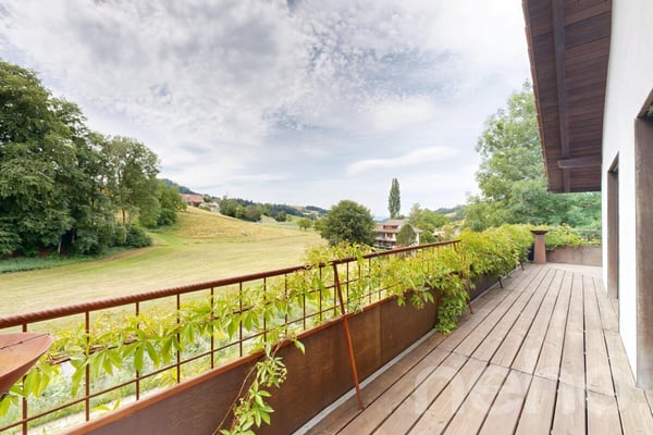 Modernes Wohnen im Grünen: 6.5 Zimmer Haus mit Schwimmteich 2