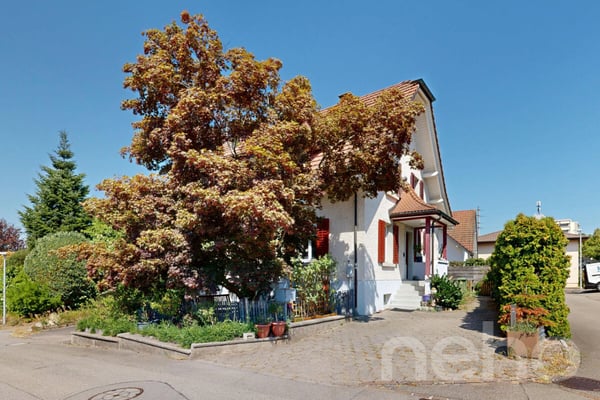 Charmantes 5.5 Zimmer Einfamilienhaus mit zusätzlichen Räumlichkeiten