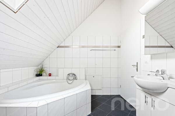 Helle 5.5-Zimmer-Dach-Maisonette-Wohnung mit Ausblick 12