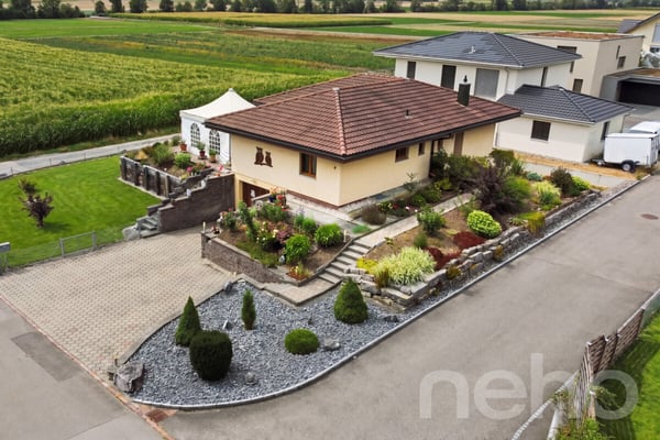 Grosszügiges 5-Zi-Einfamilienhaus mit grossem Grundstück und Weitsicht 2