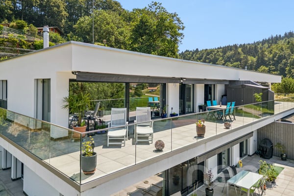 Wohnen mit Aussicht - stilvolle Terrassenwohnung in Plasselb