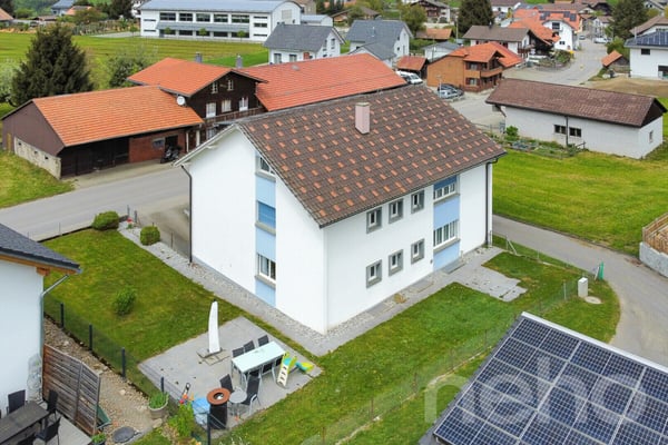 Mehrfamilienhaus im grünen Plasselb 3