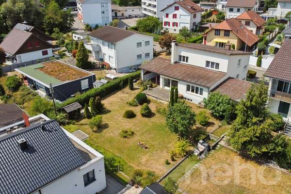 Grosszügiges Einfamilienhaus mit 2 Wohnungen und grossem Garten 12
