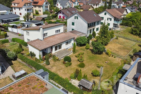 Grosszügiges Einfamilienhaus mit 2 Wohnungen und grossem Garten 1