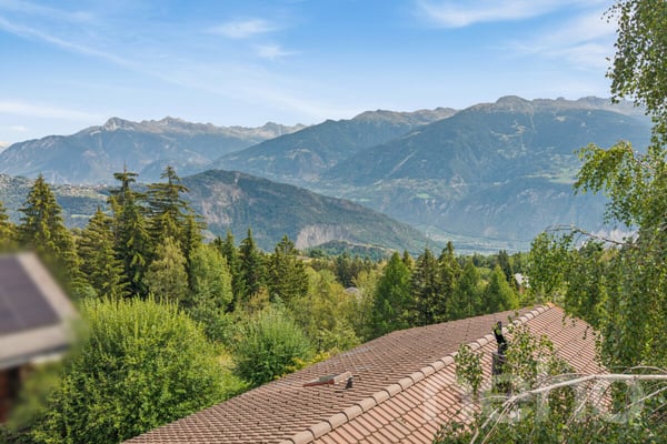 Charmant Chalet avec grand terrain et vue dégagée à Arbaz 8