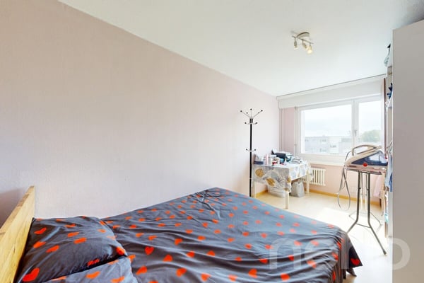 Ruhig gelegene 5-Zimmer-Wohnung mit Balkon und Tiefgaragenplatz 8