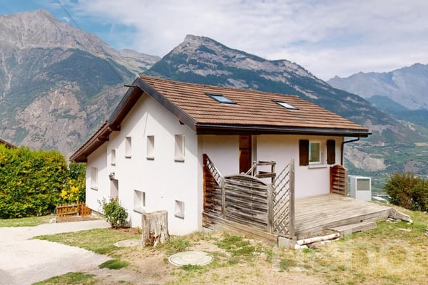 Maison rénovée avec grand jardin et vue sur les montagnes à Saxon 11
