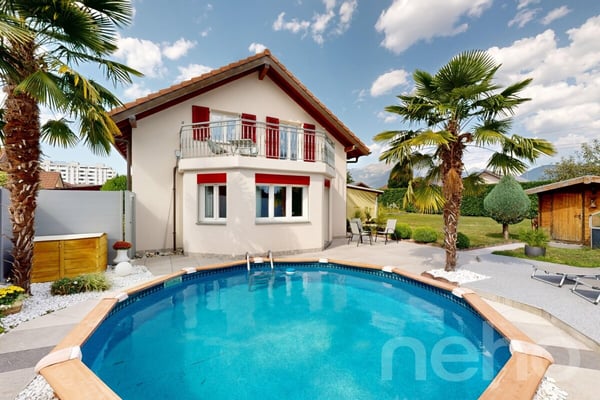 Maison individuelle rénovée avec piscine et jardin arboré à Collombey 1