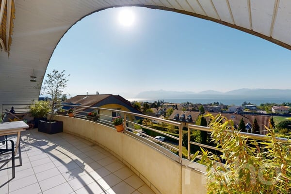Attique lumineux en position dominante avec vue Léman-Alpes
