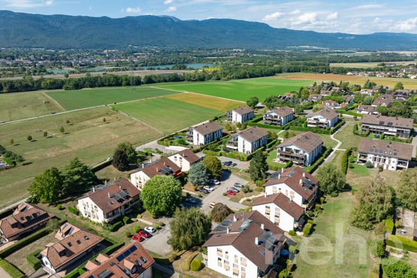Duplex en attique rénové en Terre Sainte aux volumes généreux
