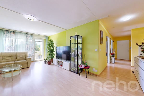 Ruhig gelegene 5-Zimmer-Wohnung mit Balkon und Tiefgaragenplatz 12