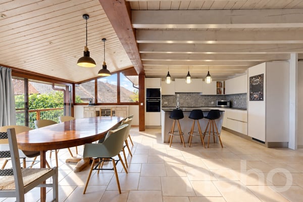 Maison familiale rénovée avec vaste atelier
