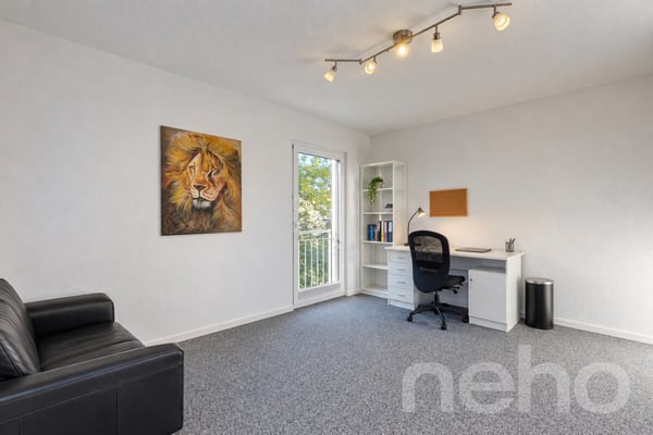 Private Oase: Exklusives 3.5-Zimmer-Einfamilienhaus mit Pool 9
