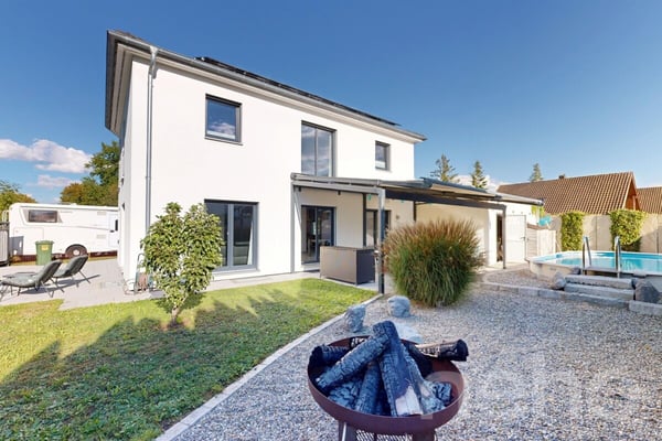 Private Oase: Exklusives 3.5-Zimmer-Einfamilienhaus mit Pool 1
