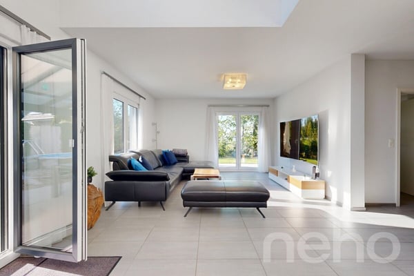 Private Oase: Exklusives 3.5-Zimmer-Einfamilienhaus mit Pool 4