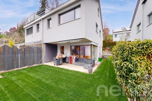 Grosszügiges Doppeleinfamilienhaus mit Garten 2