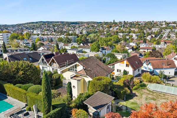 Exklusive Villa mit beheiztem Pool und traumhafter Aussicht 12