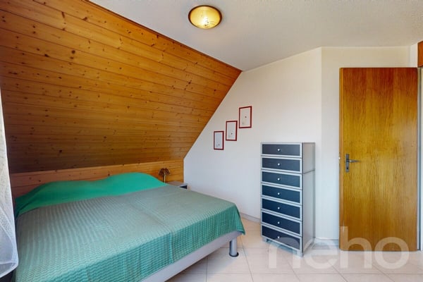 Charmante Dachwohnung mit Galerie und Weitsicht ins Grüne 9