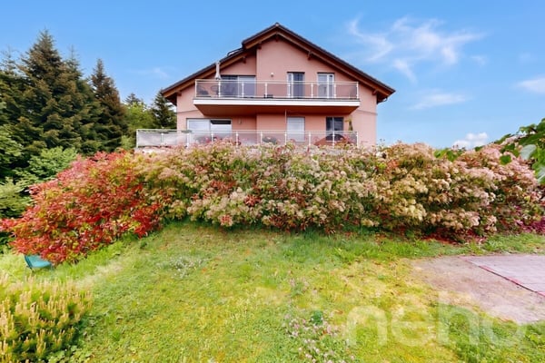 Attique contemporain traversant avec grand balcon et vue dégagée