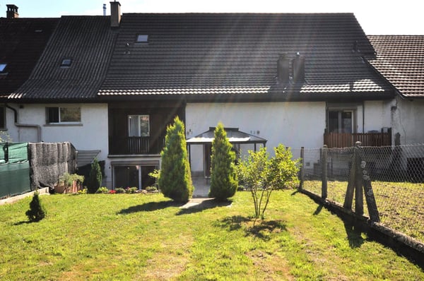 Jolie propriété, composée de deux logements, située à Courtemaîche 29
