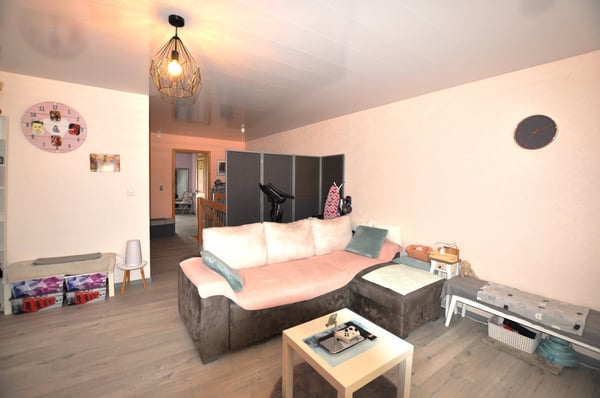 Jolie propriété, composée de deux logements, située à Courtemaîche 25