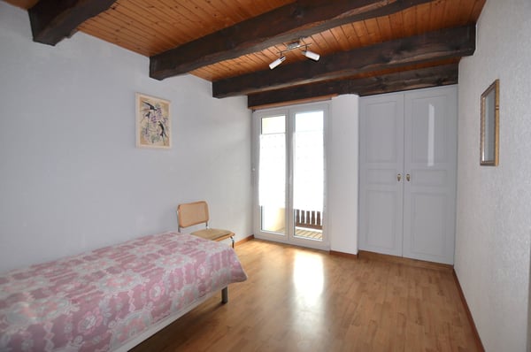 Jolie propriété, composée de deux logements, située à Courtemaîche 17